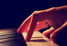 德里克·亨利冲进NFL历史前十：如何挑战冲球传奇？