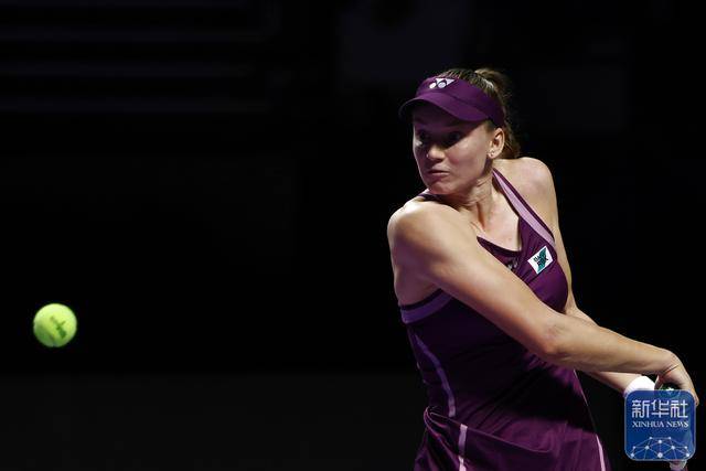 网球丨WTA年终总决赛：莱巴金娜胜斯维亚特克