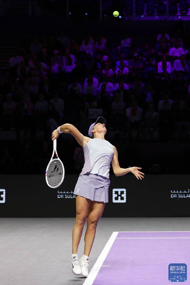 网球丨WTA年终总决赛：莱巴金娜胜斯维亚特克