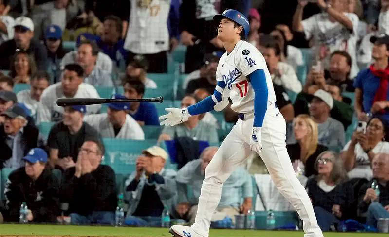 詹姆斯高调赞誉库里:他在篮球界犹如大谷翔平