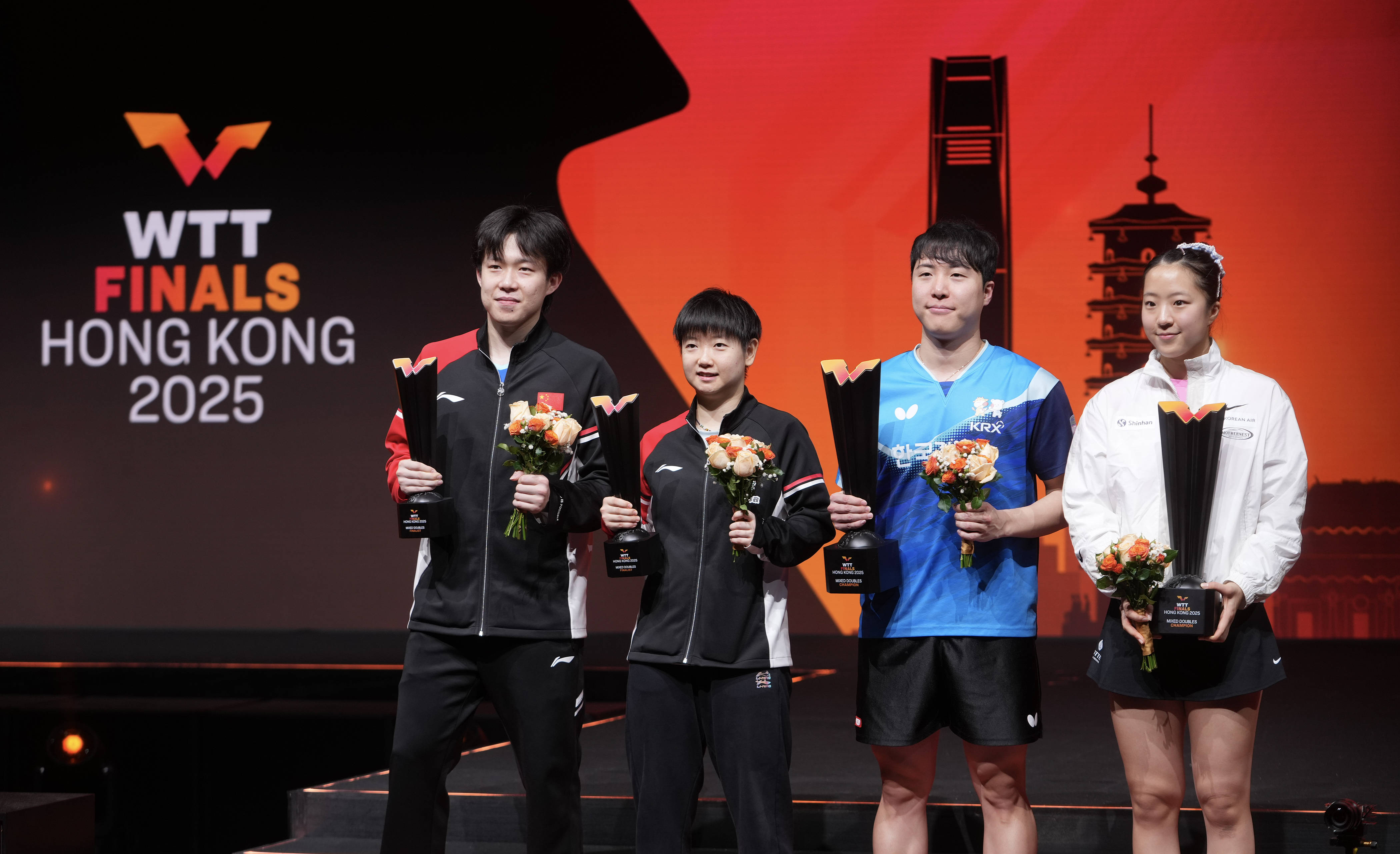 (体育)乒乓球——WTT香港总决赛:林仲勋/申裕斌混双夺冠