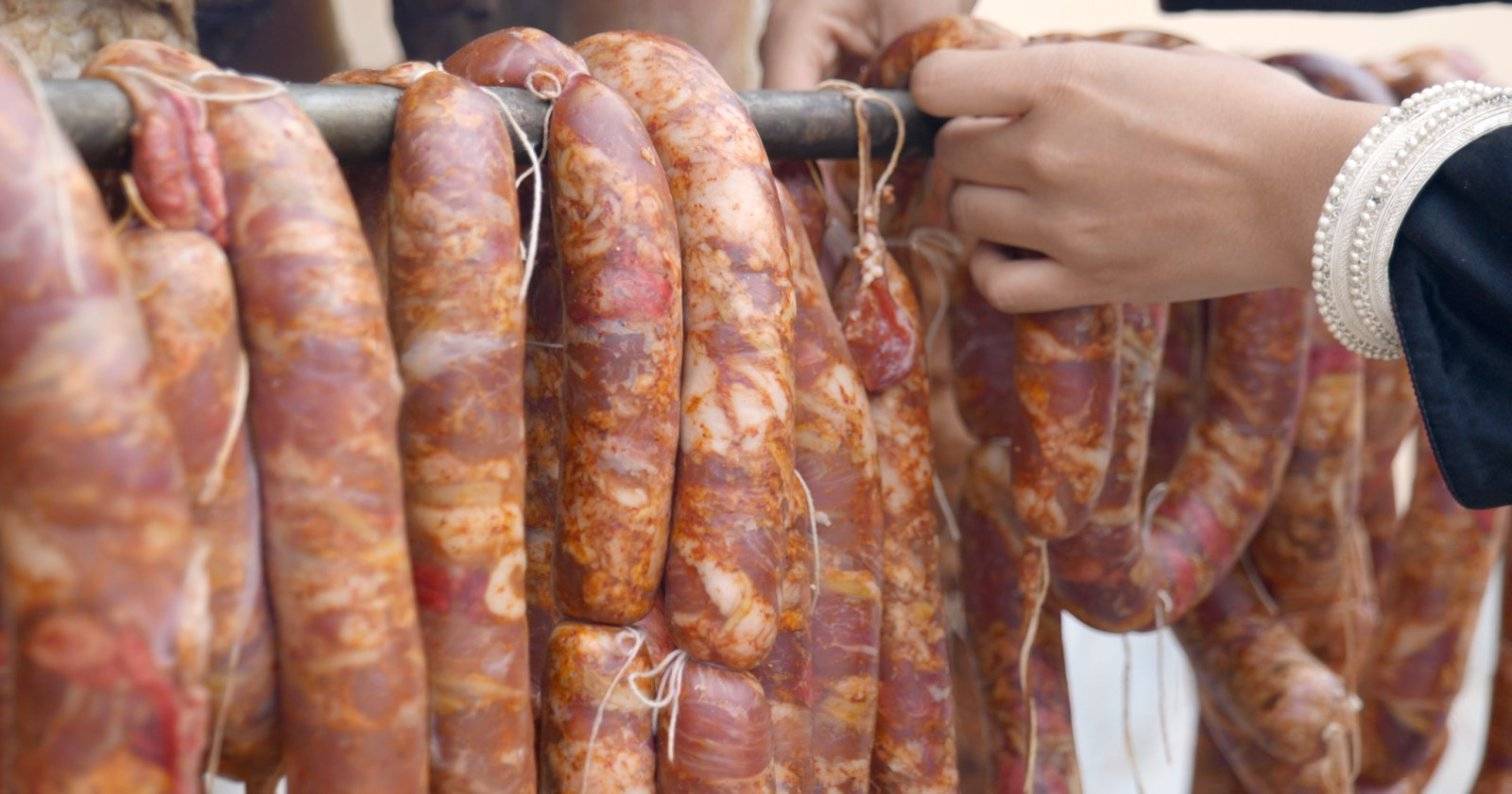 杀年猪、灌腊肠、跳达体舞……凉山彝族自治州欢度彝族新年