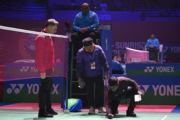 印度公开赛成闹剧：猴子坐上看台，鸟粪洒落赛场……印度真能办羽毛球世锦赛？